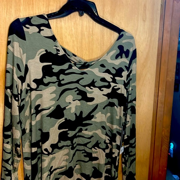 Rock and Republic long sleeved camouflage printed T-shirt. Size XXL. - Picture 3 of 7